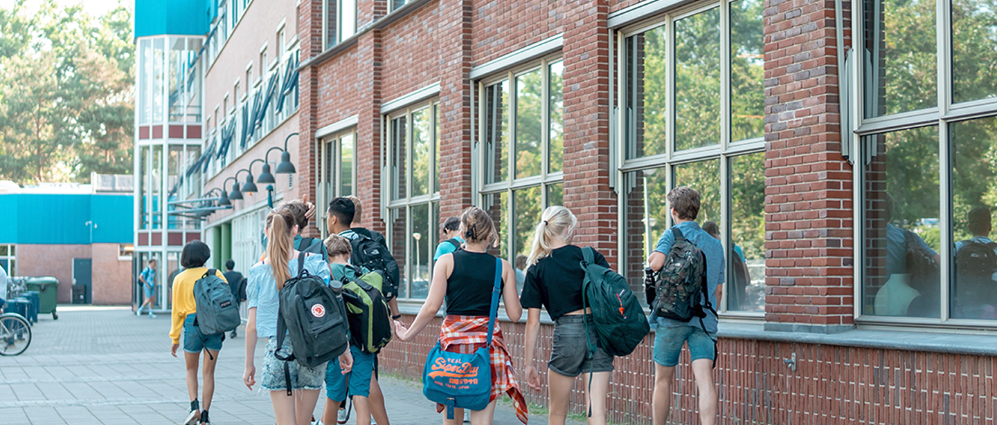 Leerlingen van het CLD lopen over het schoolplein